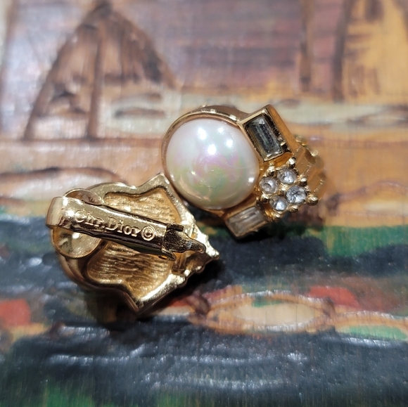 Clip-on Earrings - Picture 9 of 9